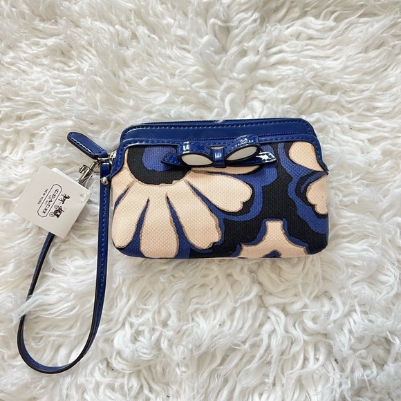 Coach Handbags - Coach Wrislet